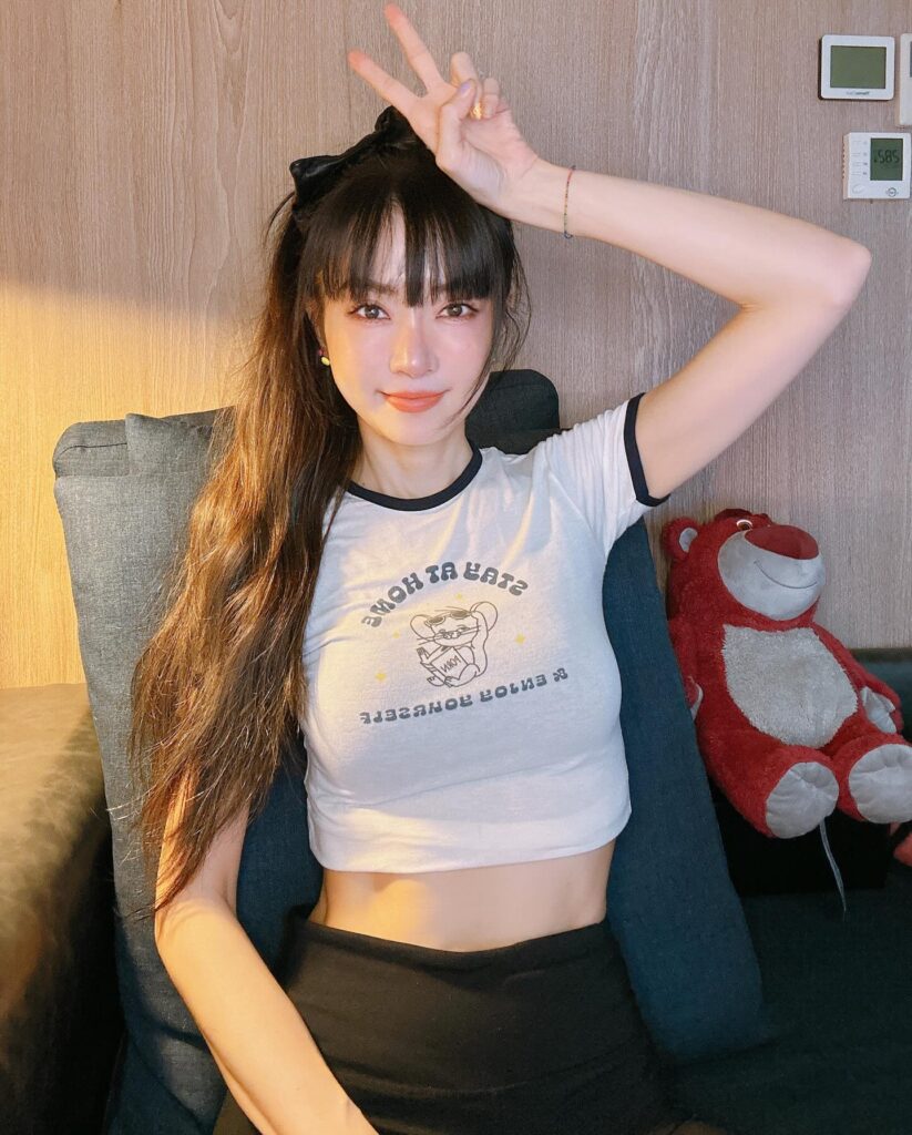 謝金燕在家也不穿寬鬆衣服。（圖片來源：JeannieHsieh謝金燕___bbb 臉書）