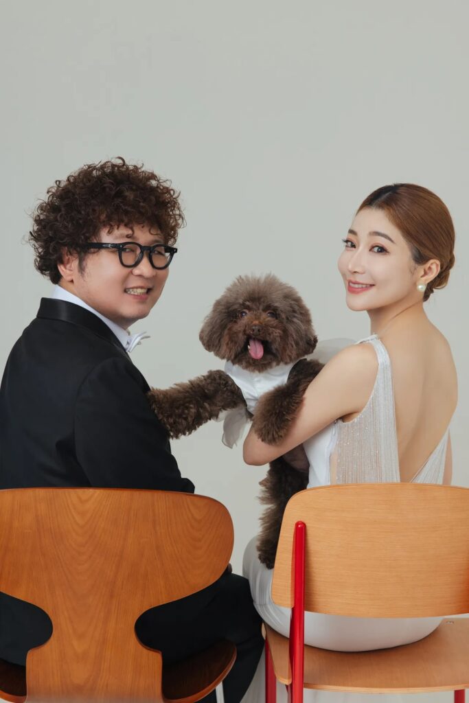 依依拍婚紗照大露美背。 （圖／經紀公司提供）