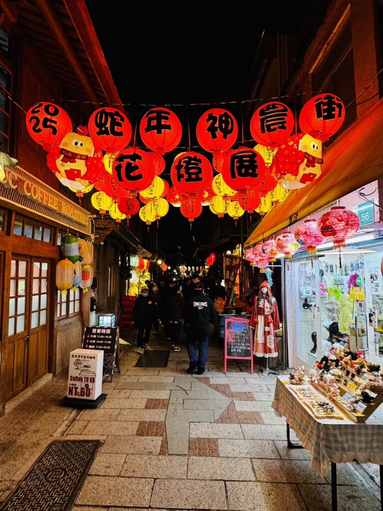 神農街花燈。(圖/姊妹淘)