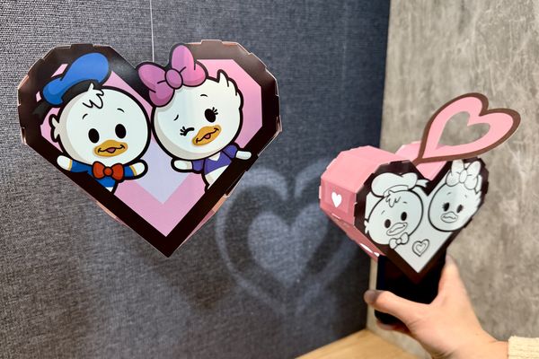 「全家」特別推出唐老鴨與黛西鴨相親相愛造型燈籠,並有著色款與愛心款兩種款式,讓大小朋友一同歡樂過元宵。(圖:全家)