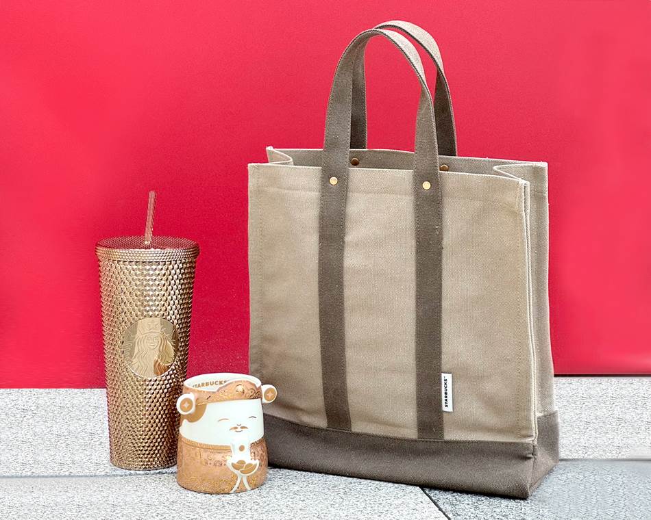 星巴克新春今年以招財金色系推出「金喜飛來新春禮」,內容物包括招財拼色水洗帆布提袋、財神爺馬克杯和人氣Bling TOGO冷水杯共三款品項。(圖:星巴克)