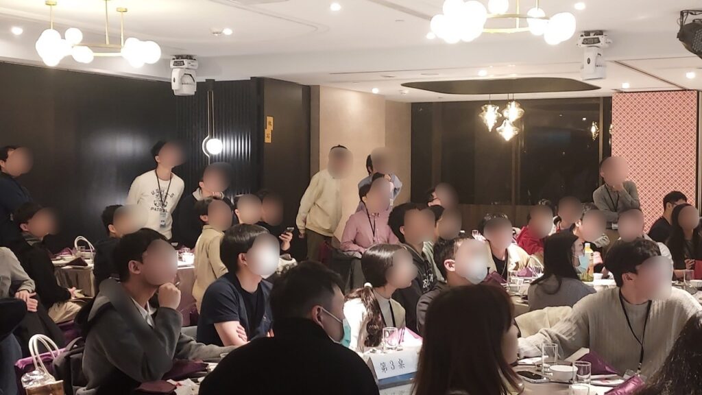 現場舉辦小組答題競賽,考題涵蓋了內科的基礎與臨床應用,激發年輕醫師的競爭精神與學習動力,同桌學長姐也加入後援提示,現場氣氛十分熱絡。(圖/影響力教育基金會提供)