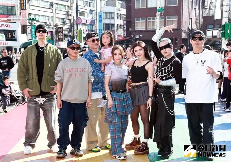 ▲金陽（左起）、李康生、張瑞德、黃美珍、NIKE、田一德、徐百川等人現身《S+PLUS巔峰舞者》快閃活動。（圖／記者吳翊緁拍攝）