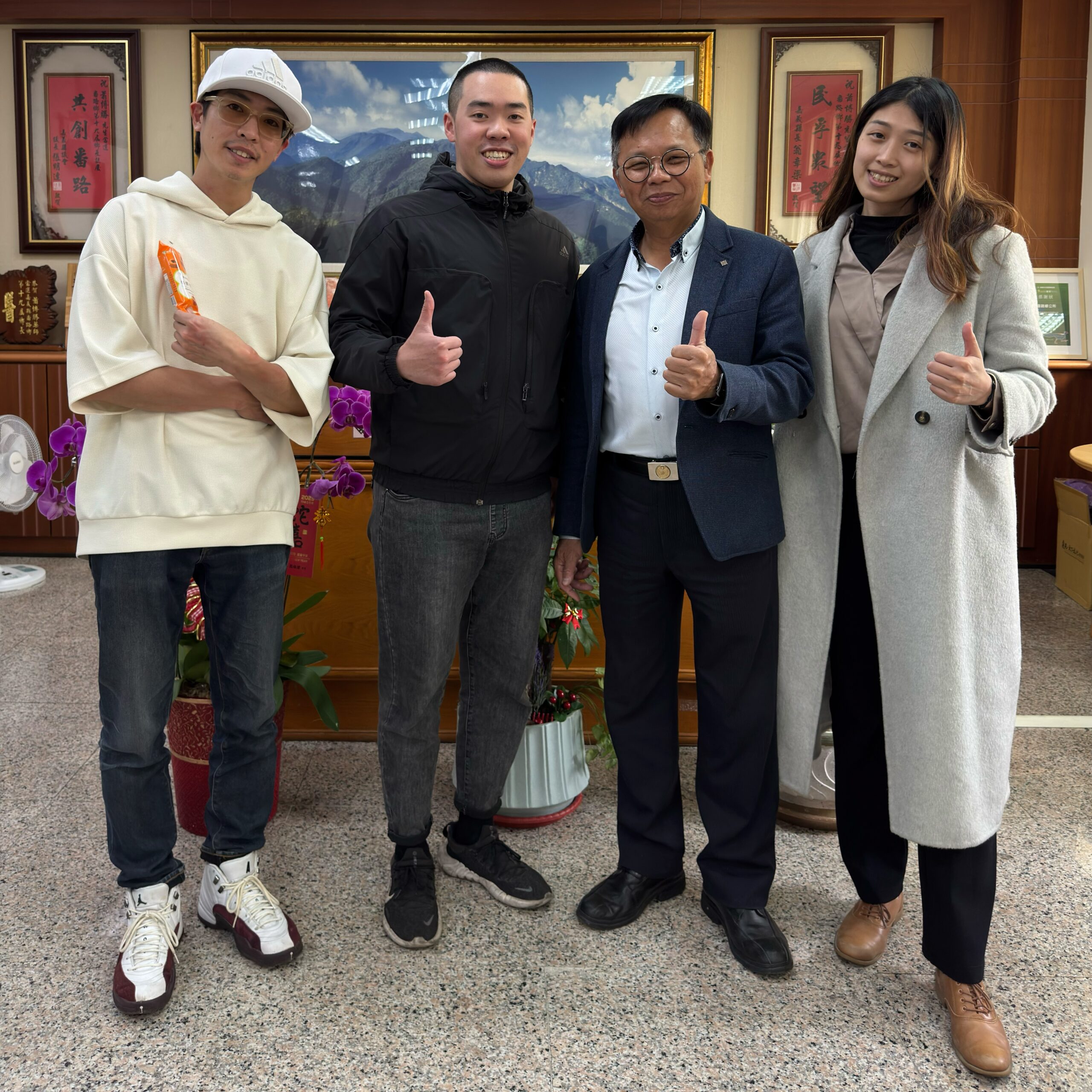 圖/新銳導演郭嘉豪（圖中左二）偕同團隊成員廖軒儀（左一）與王韻婷（右一），拜訪嘉義縣番路鄉公所，並與鄉長蕭博勝（右二）就地方文化推廣、觀光行銷及影像創作等議題進行交流，共同推動在地發展。(郭嘉豪 提供)