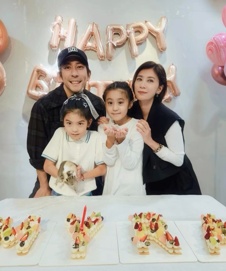 修杰楷、賈靜雯和女兒咘咘、波妞溫馨合照。（圖片來源：賈靜雯IG alyssachia）