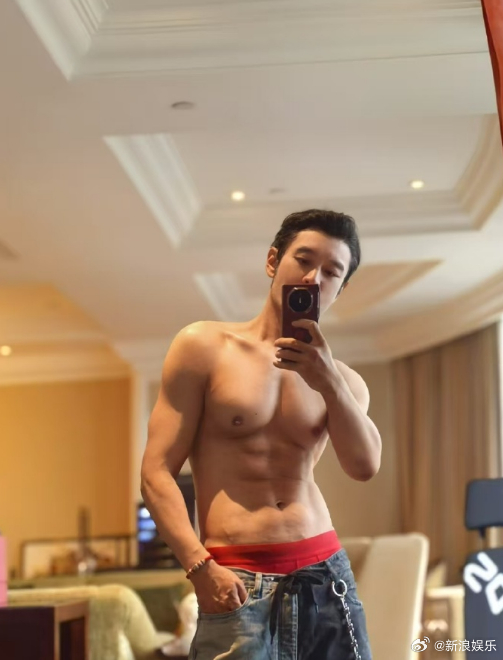 黃曉明透過健身找回精壯身材。（圖片來源：微博）