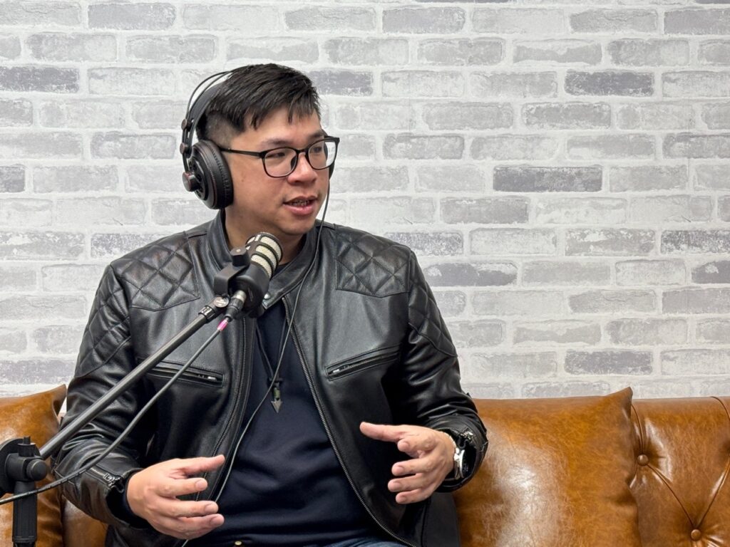 光立方科技執行長蔡盛財（Sam Tsai）影響力教育基金會Podcast節目《影響力會客室》分享「數位孿生與AI應用」的核心概念與實務案例。（圖/影響力教育基金會）