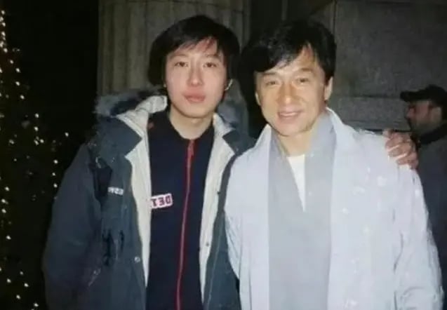 網路流傳的「父子相認照」，其實是只是記者合照。（圖片來源：微博）