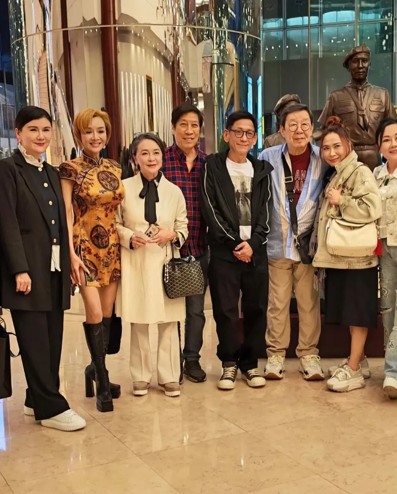 ▲葉子楣（左2）身穿緊身旗袍現身曾志偉的生日宴會，意外成為全場亮點。（圖／查小欣 IG）