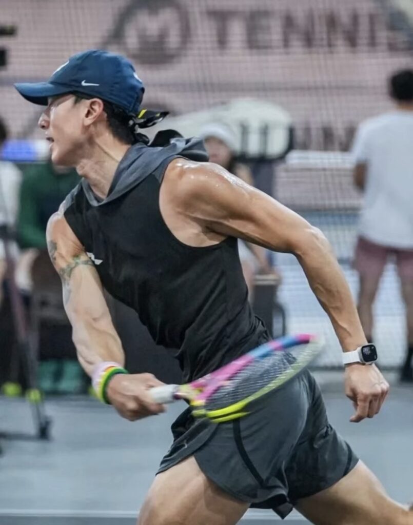 吳尊45歲的身材引發討論。（圖片來源：小紅書－Volley Sports）