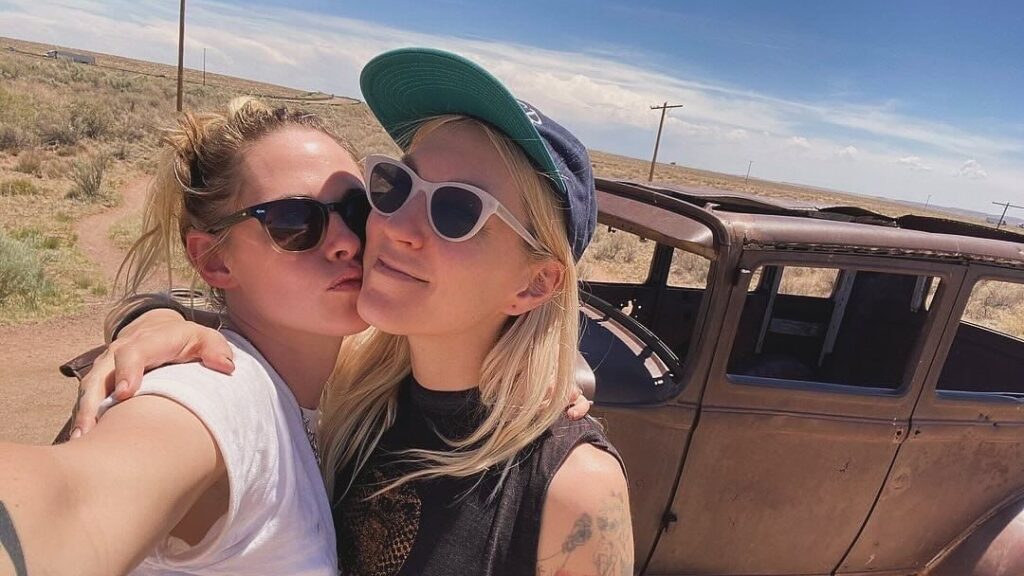 克莉絲汀史都華和女友迪倫登記結婚。（圖片來源：克莉絲汀史都華IG kristenstewartsu）