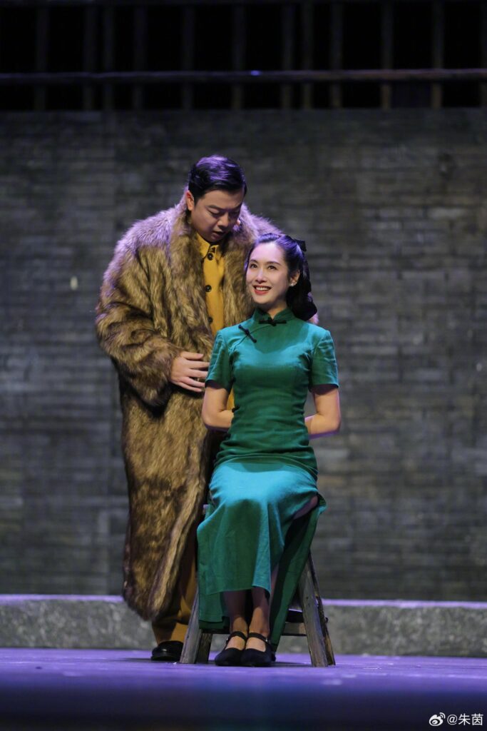 朱茵演出舞台劇《驢得水》。（圖片來源：朱茵微博）