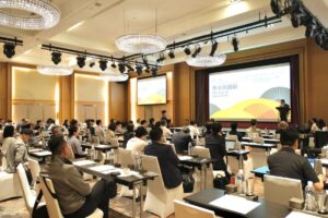 超過百位來自各界的企業主、高階經理人與教育工作者齊聚台中，共同見證這場以「傳承 &times; 創新」為主軸的思想交流盛會。（圖/海博教育文化協會）