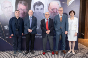 由「諾科獎國際文教交流協會」主辦的「2025年諾科獎台北峰會」，5月7日正式登場，四位國際大師：圖靈獎得主傑克&middot;唐加拉（Jack Dongarra）、諾貝爾化學獎得主戴維&middot;麥克米倫（David W.C. MacMillan）、諾貝爾物理學獎得主康斯坦丁&middot;諾沃肖洛夫（Konstantin Novoselov）、以及路易斯&middot;J&middot;伊格納羅（Louis J. Ignarro），連袂訪台，在學界與產業界掀起旋風。(圖/諾科獎國際文教交流協會提供)