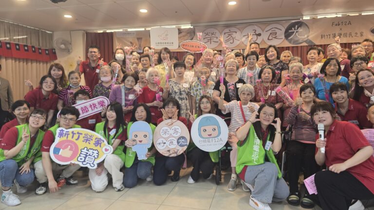 圖/張淑芬董事長與台積電志工陪新竹榮民之家的長者提前慶祝母親節。(台積電慈善基金會 提供)