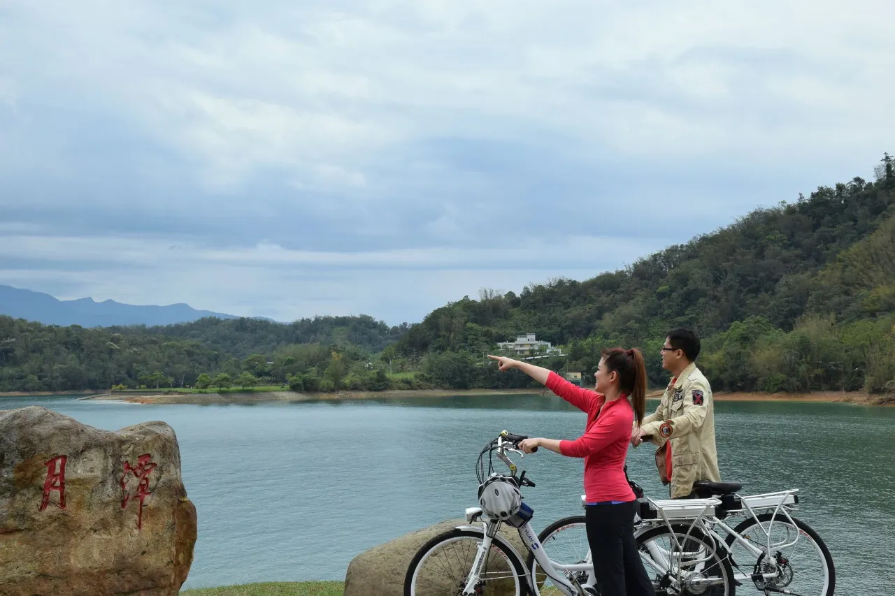 騎單車環湖，遠眺湖光山色美景(圖：馥麗溫泉大飯店)