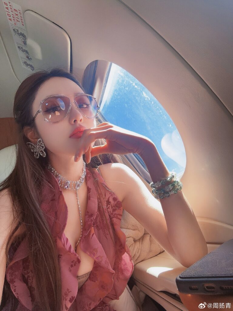 周揚青近期穿衣風格變得火辣。（圖片來源：周揚青微博）