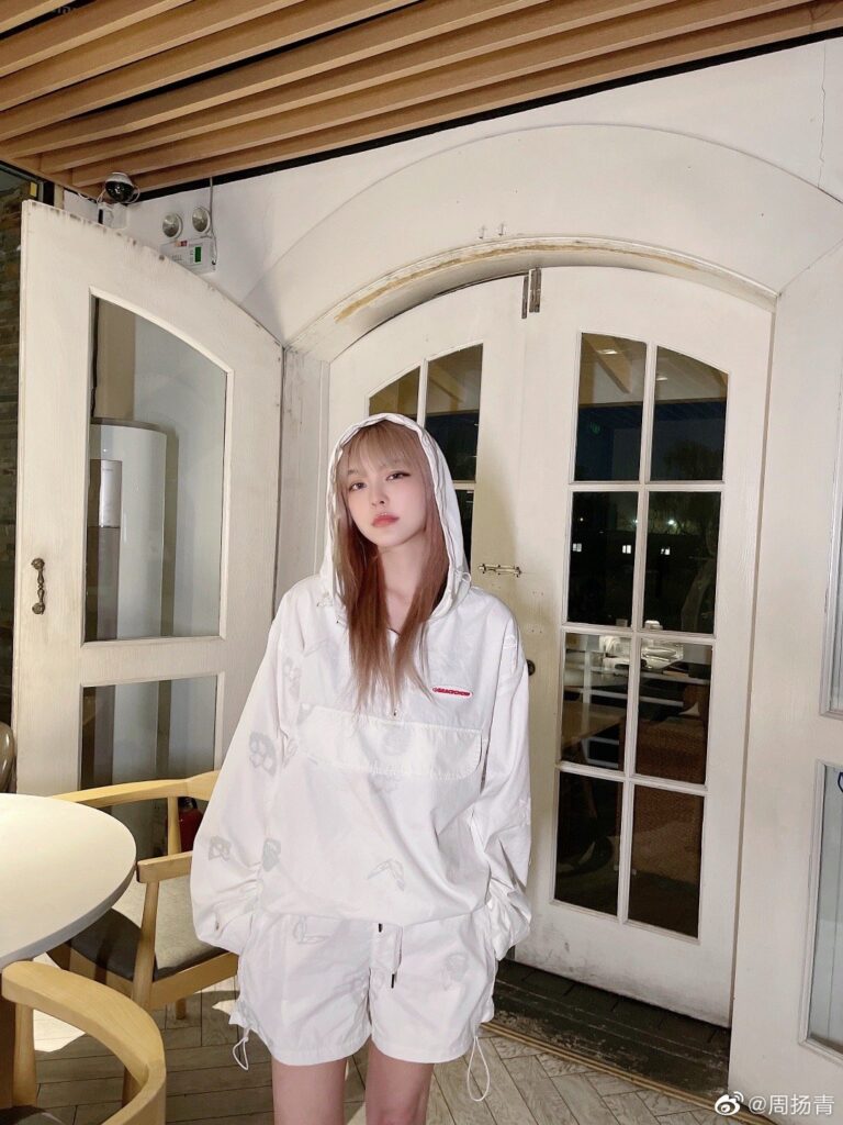 周揚青過往穿衣風格酷帥，較少有露胸穿搭。（圖片來源：周揚青微博）