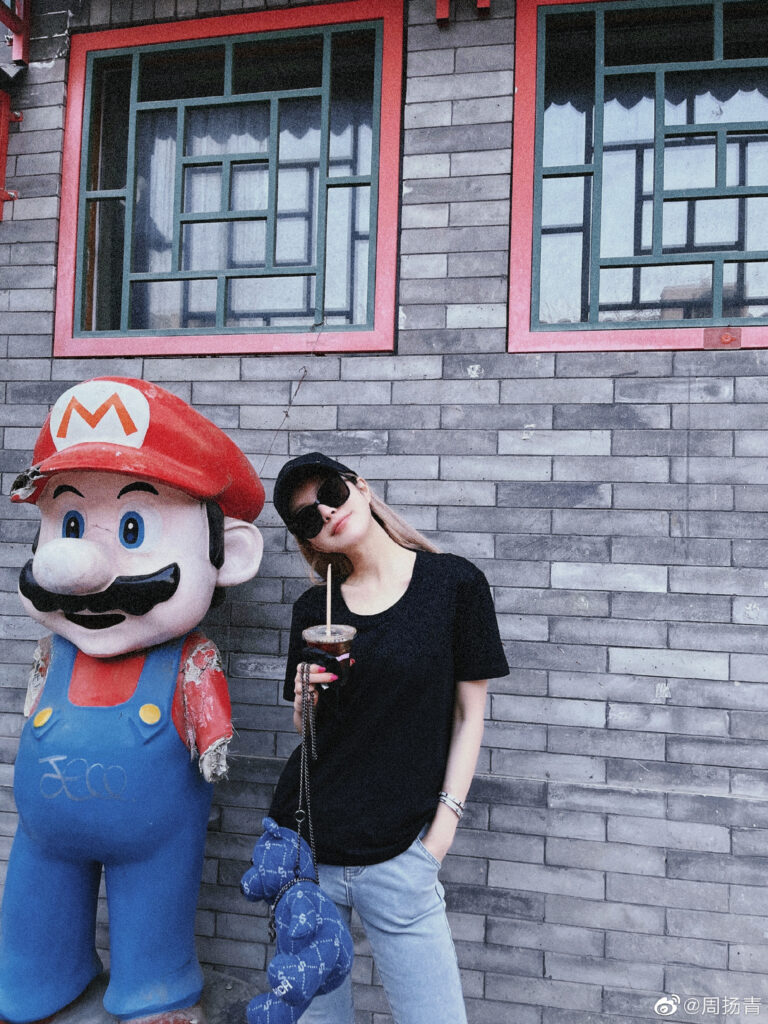 周揚青過往穿衣風格酷帥，較少有露胸穿搭。（圖片來源：周揚青微博）