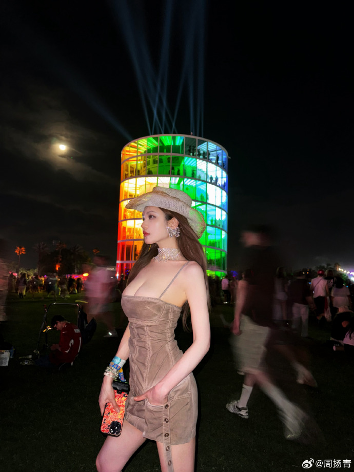 周揚青近期穿衣風格火辣。（圖片來源：周揚青微博）