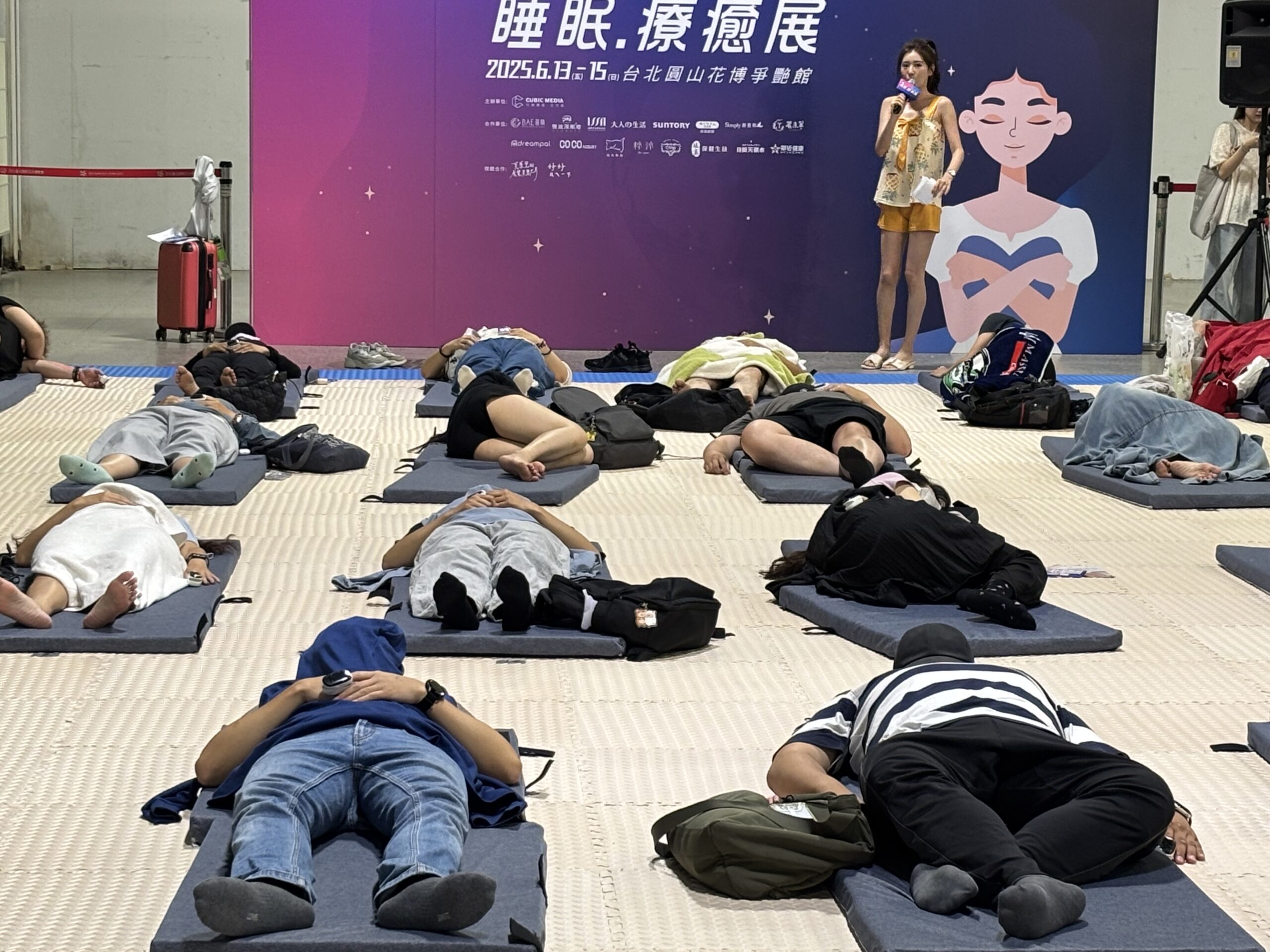 圖/為了爭奪睡覺大賽冠軍寶座,300名挑戰者,6月13日早上現身花博爭豔館「2025睡眠.療癒展」,帶著各自道具法寶「躺平」一決高下。(2025第三屆睡眠.療癒展 提供)