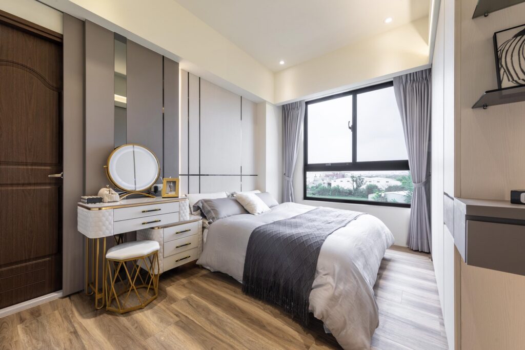 圖為「達運敦沐」38坪3房實品屋。雙人房尺度、大面開窗,將自然光與戶外綠意一併迎進生活裡。(圖/現場提供)