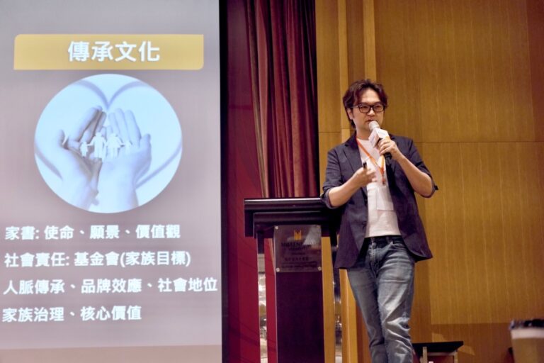 知名人力資源專家暨影響力教育基金會執行長黃至堯博士談千年企業的傳承秘訣。（圖／影響力教育基金會）