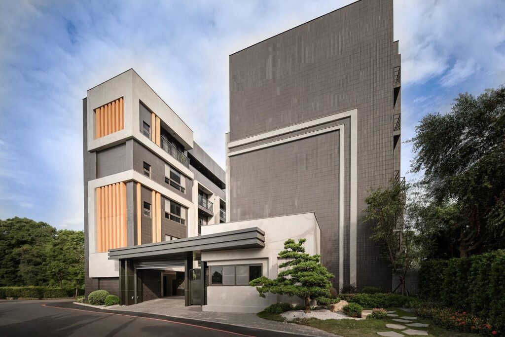 圖為「元臺聚」外觀拍攝實景。「元臺聚」距離大溪交流道車程僅約3分鐘,規劃19棟、18戶地上5層別墅,為新加坡式建築,一樓可停車。(圖/現場提供)