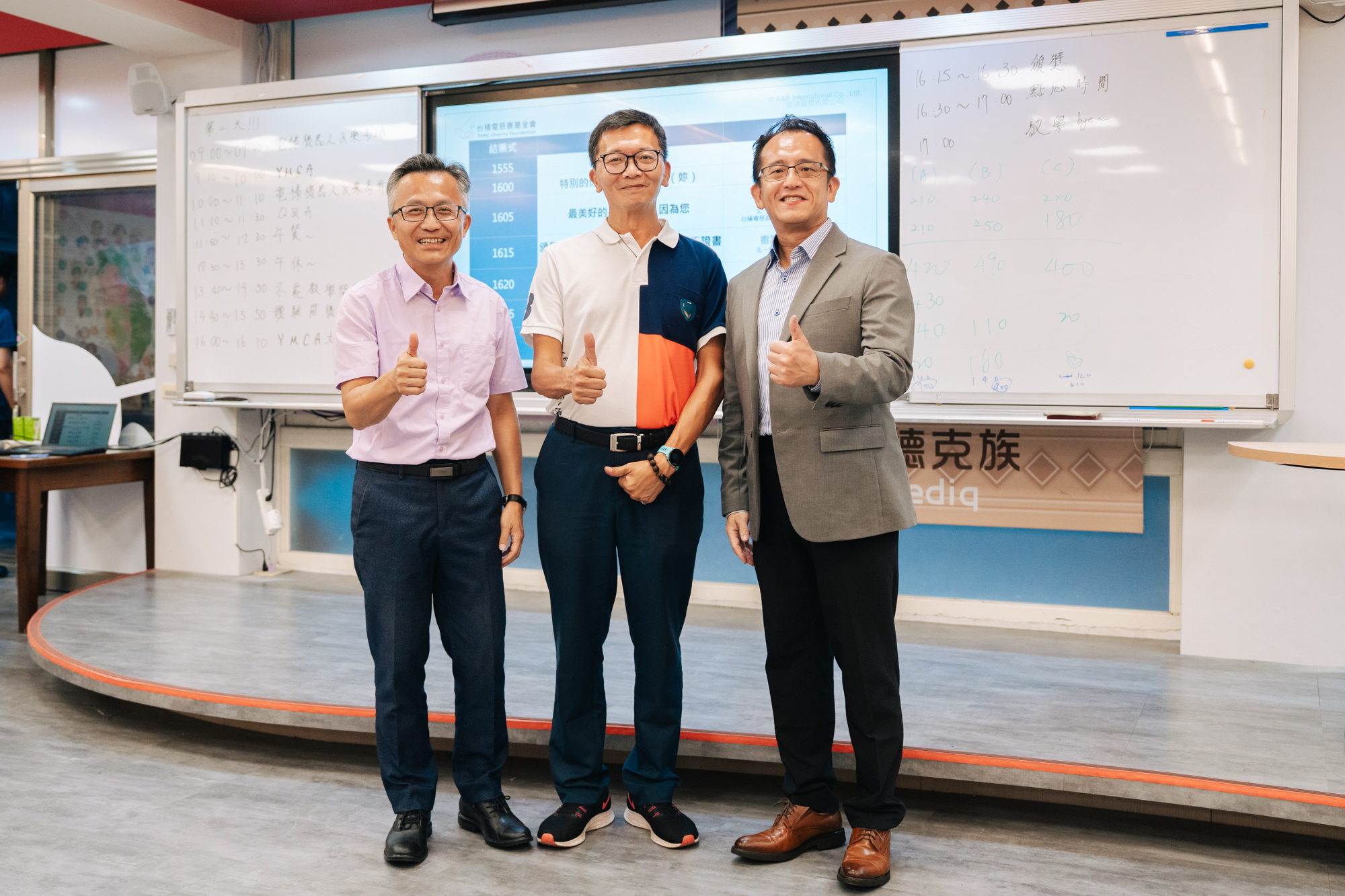圖/北一女中陳智源校長(左)、僑愛國小張志瑋校長(中)與台積電慈善基金會彭冠宇執行長(右)共同見證兩代學生的交流與傳承。(台積電慈善基金會 提供)