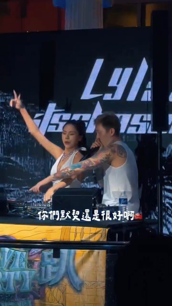 蕾菈和湯宇離婚後仍大方同台演出，默契依舊。（圖片來源：酷炫IG kevin0204660）