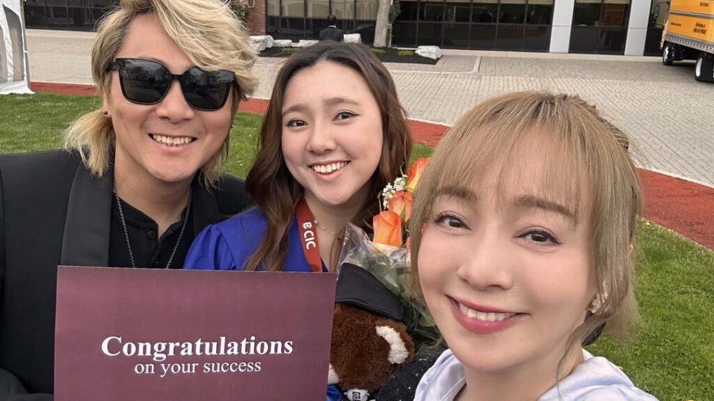 王仁甫和季芹將女兒送到加拿大念書。（圖片來源：臉書 王仁甫和季芹之永遠的芹仁）