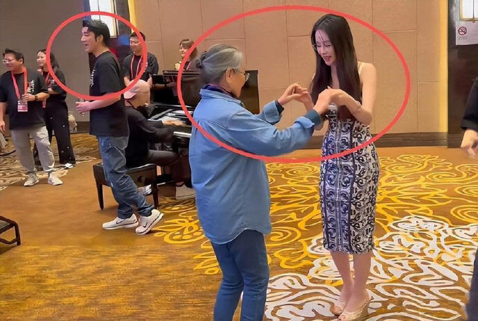 王力宏慶功宴影片中，一位長髮女子與王媽媽的互動引起注意。（圖片來源：微博）