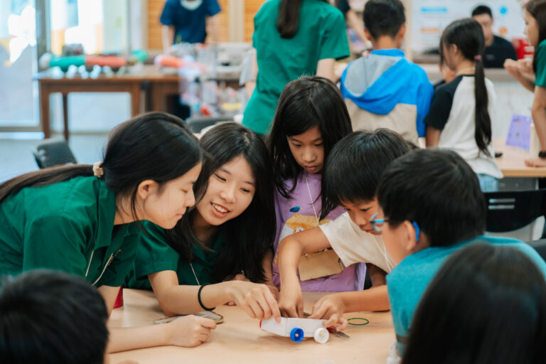 圖/北一女中機器人社團學生帶領小朋友進行破冰遊戲、分組競賽與成果展示,展現出高度的組織力與教學熱忱。 (台積電慈善基金會 提供)