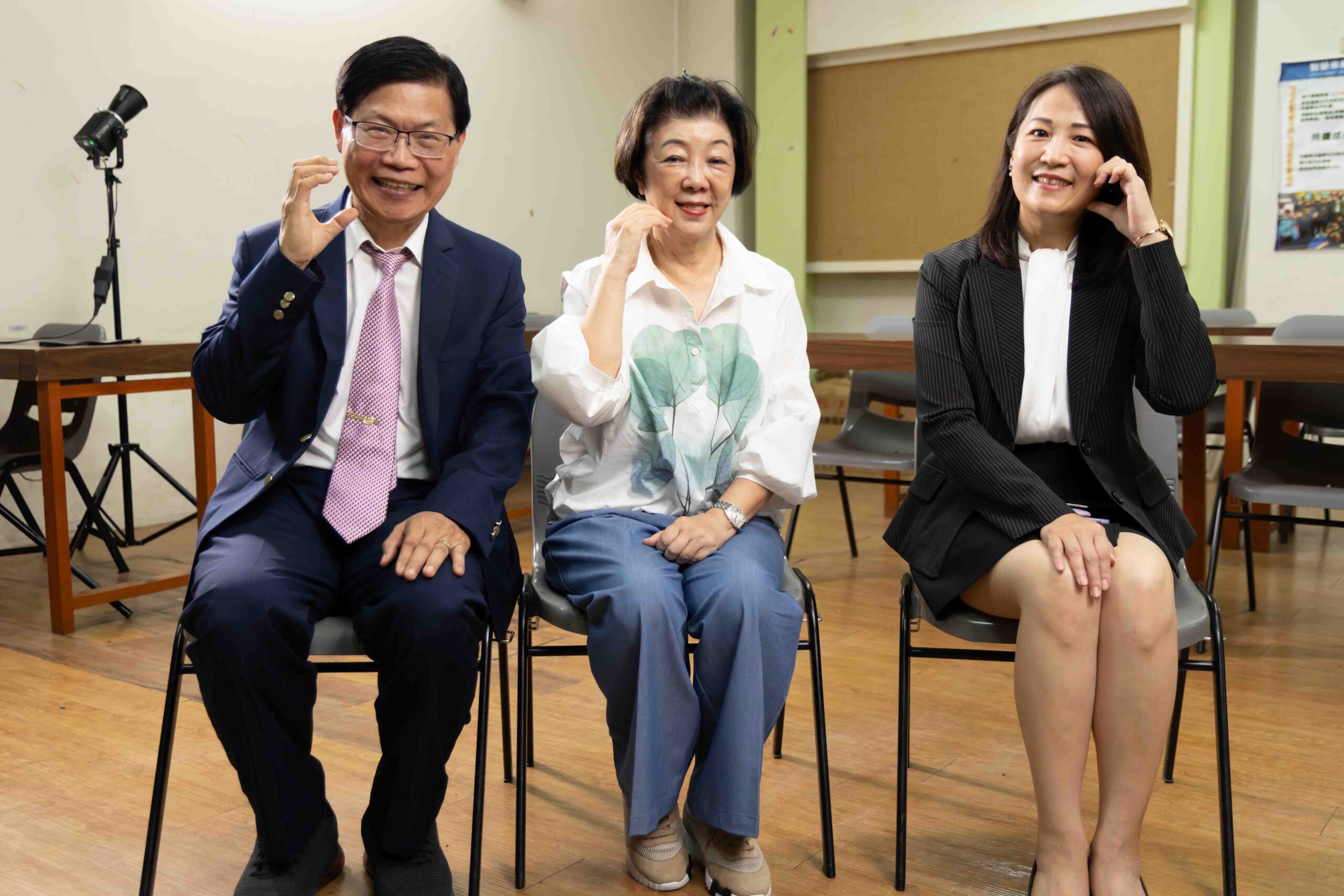 圖/敏實科技大學曾信超校長(左)，新竹縣教育局楊郡慈局長(右)與台積電慈善基會張淑芬董事長交流如何協助學生學以致用，展現一技之長。(台積電慈善基金會 提供)