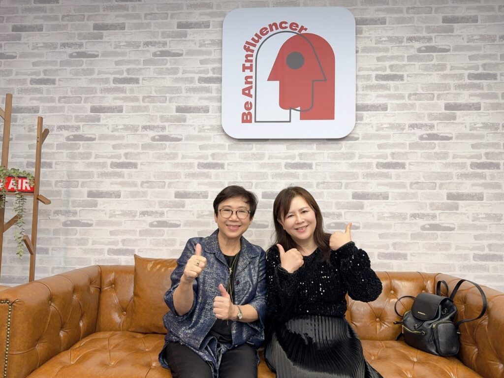 王品集團董事總經理英美惠(右) 於《影響力會客室-會長有約》節目中分享她的創業經驗以及對於二代傳承、企業文化的想法。（圖／影響力教育基金會）