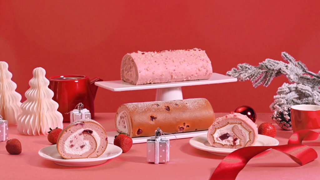 迎接聖誕，亞尼克推出草莓脆皮巧克力及戲雪尋莓生乳捲。（圖／亞尼克提供）