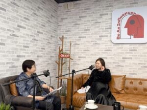 王品集團董事總經理英美惠右-於《影響力會客室-會長有約》節目中分享王品牛排的slogan就是要讓顧客成為我們一輩子的好朋友。（圖／影響力教育基金會