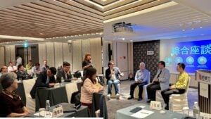 影響力教育基金會執行長暨知名人資專家黃至堯博士(左1)主持座談,與臺大哲學系退休教授林火旺、華梵大學校長李天任及北榮精神部兒童青少年科主任陳牧宏 (由左至右)針對校長提問進行深度對談。(圖/影響力教育基金會)