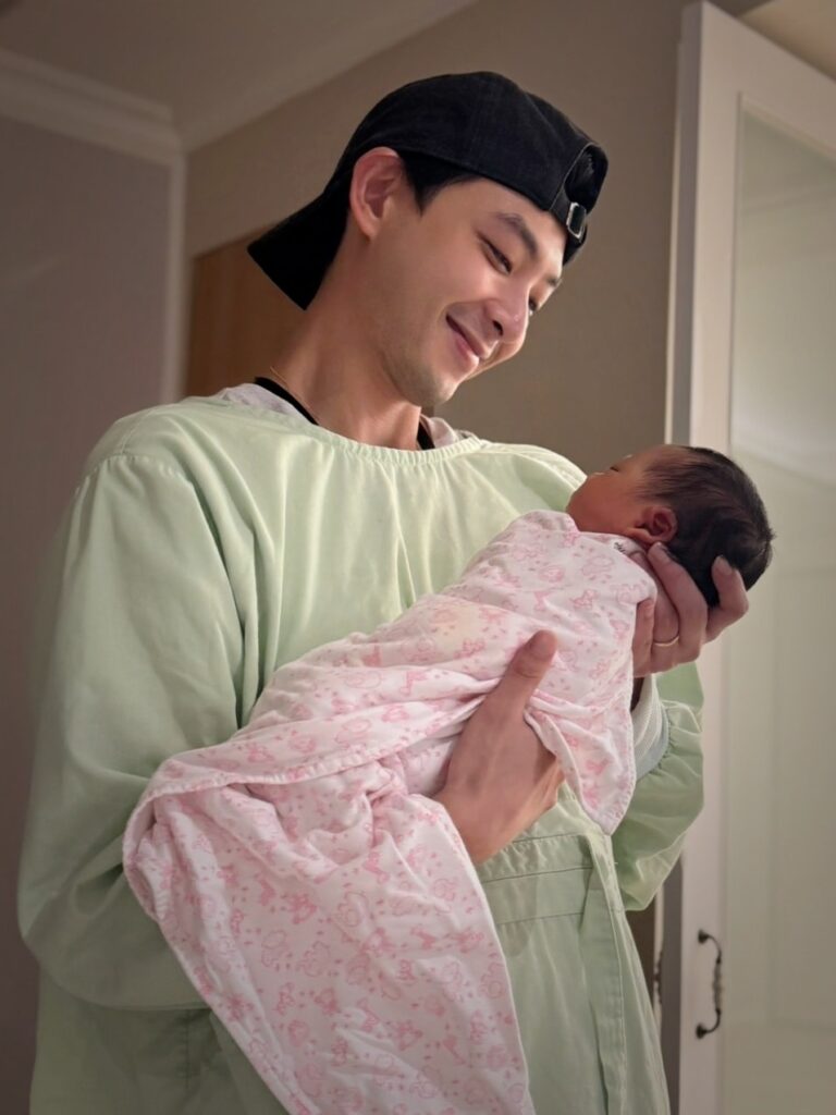 連晨翔自曝從見到女兒第一眼，就已成為女兒傻瓜。（圖片來源：臉書 連晨翔 Simon）