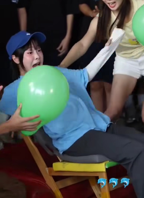 因為撞擊力道太大,椅子當場垮掉,導致籃籃向後摔。(圖片來源:Threads 11reallulu20)