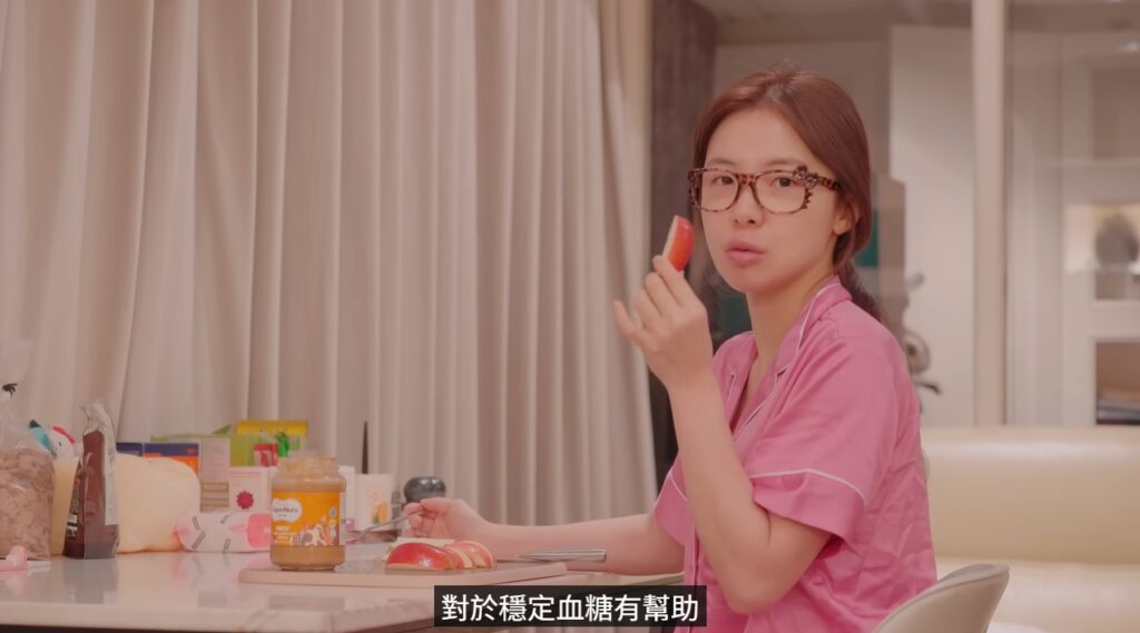 李多慧早餐會吃蘋果抹花生醬。（圖片來源：YouTube 이다혜 李多慧）
