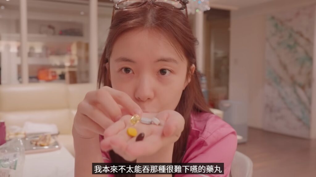 李多慧平時也相當重視補充保健品。（圖片來源：YouTube 이다혜 李多慧）