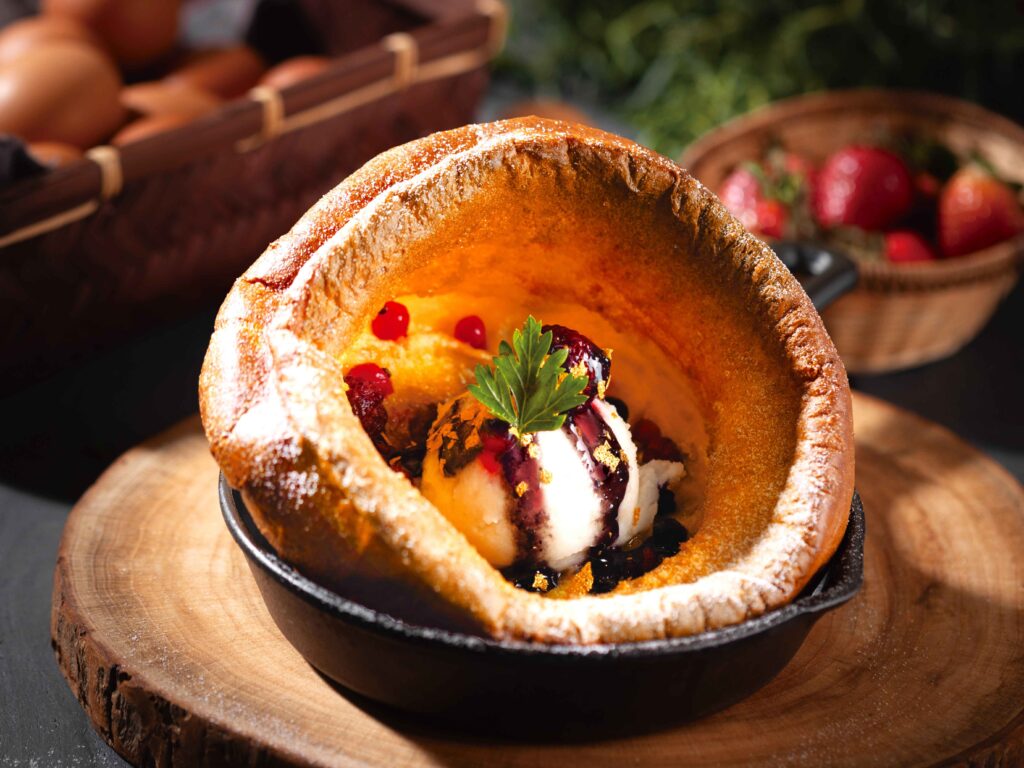 英格莉莉即日起至11/28，平日推出「兩人同行點兩份主餐以上，贈鐵鍋鬆餅乙份」活動。（圖／六角國際提供）