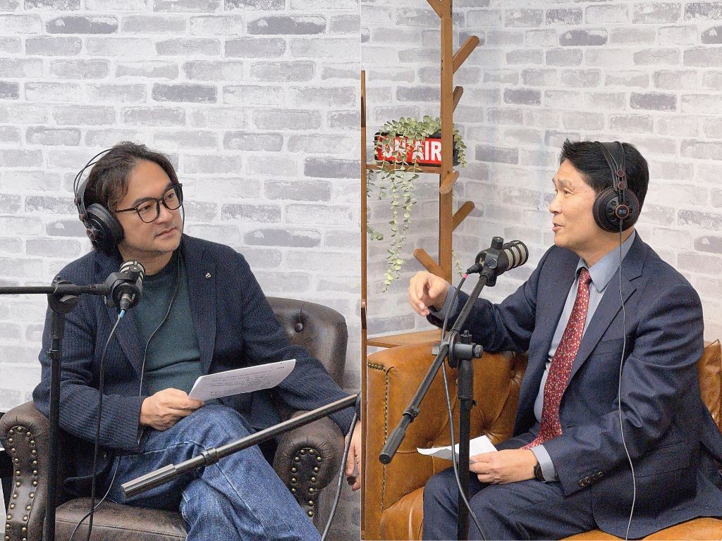 《影響力會客室》節目中，陳俊男校長（右）談到 AI 教育時代的來臨：「老師、學生與 AI 的關係已經完全不同，學校更要陪著孩子學會判斷。」主持人黃至堯博士（左）也補充，AI 時代的核心能力是好奇心與批判力，「學會提問，比學會工具更重要」。（圖／影響力教育基金會）