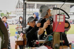 圖/透過「親子職業試探博覽會」設計的動手操作，學生能夠在探索過程中找到興趣與相對應的潛能，並據此建立對未來職涯的初步規劃。(台積電慈善基金會 提供)