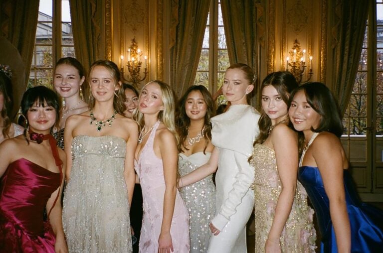 吳君如女兒陳是知(右一)參加Le Bal des Débutantes。(圖片來源:IG jilliankchan)