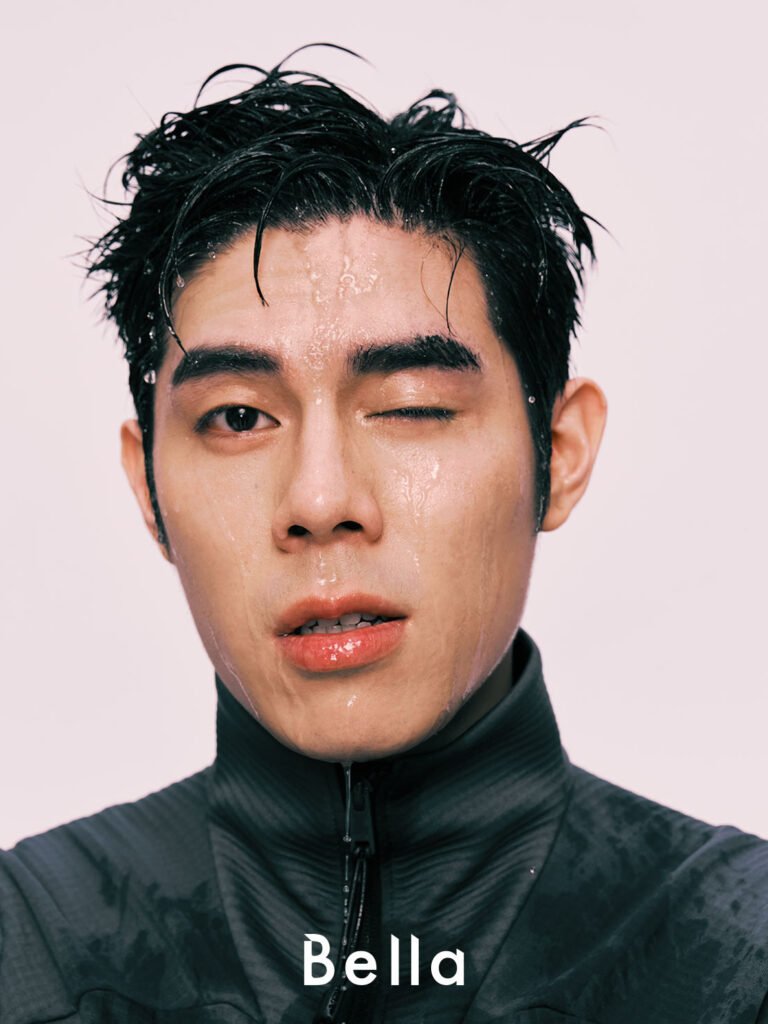 服裝:針織襯衫,Sandro;手錶:PRX 系列大馬士革鋼自動腕錶,Tisso。(圖/《Bella儂儂》雜誌)