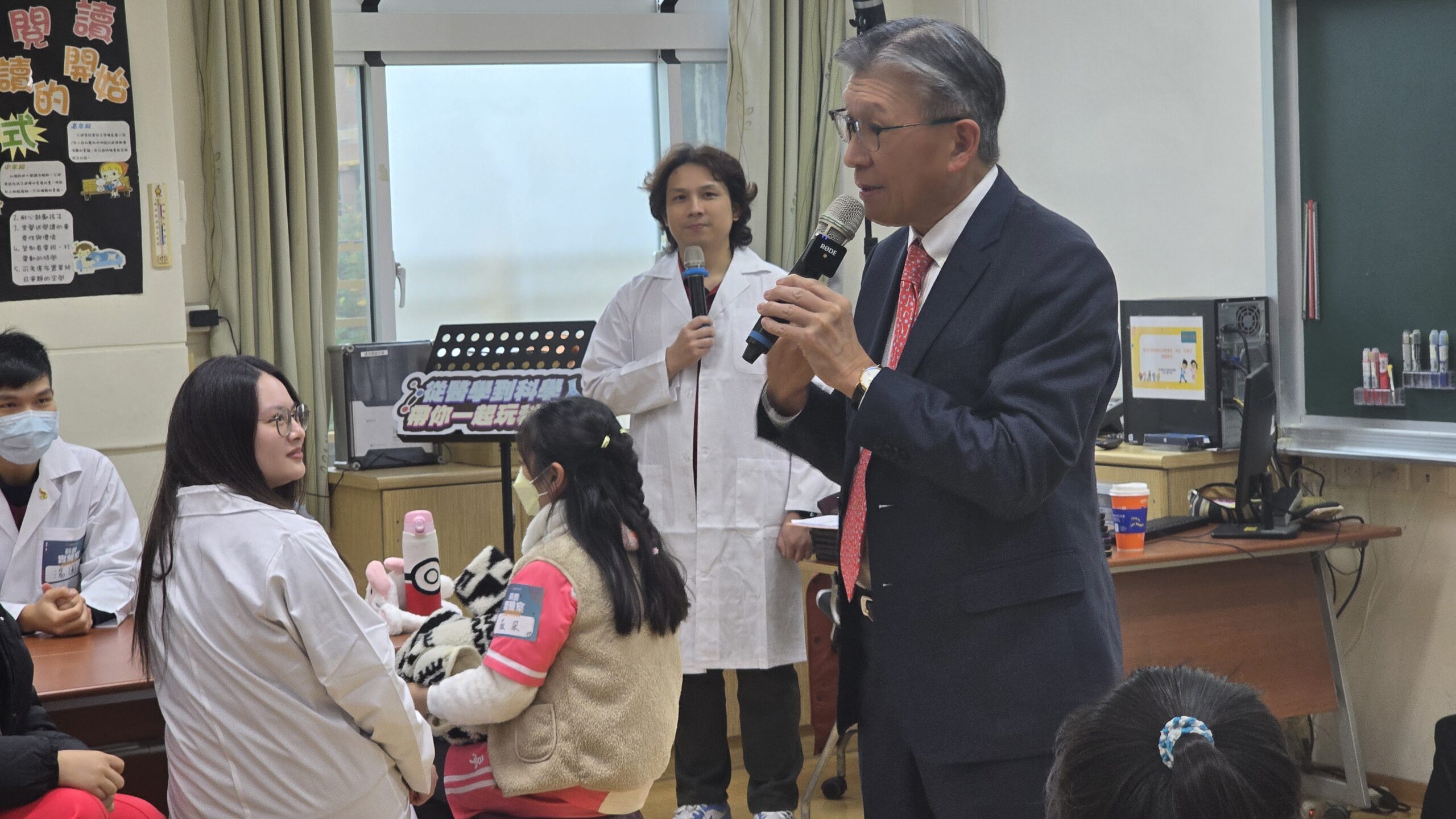 圖/台北醫學大學陳瑞杰董事長分享立志和作為外科醫師的經驗,引來滿場喝采。(台積電慈善基金會 提供)