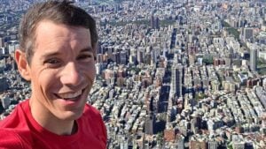 Alex Honnold日前成功徒手攀登台北101，成為全球話題。（圖片來源：臉書 Alex Honnold）