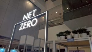 1 月 21 日於國家科學及技術委員會支持推動的「公民社會的淨零沙盒實驗」成果交流會,以台灣回收鋁材開發之循環展架於五大淨零聚落展區首度亮相。(三人恆好提供)